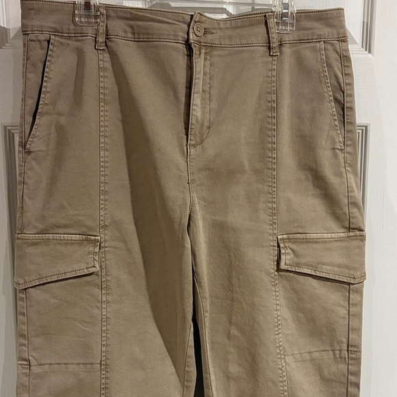NWOT Well Worn Women's High-Rise Tencel Blend Cargo Pants Tan Pockets size 12 - Picture 2 of 9